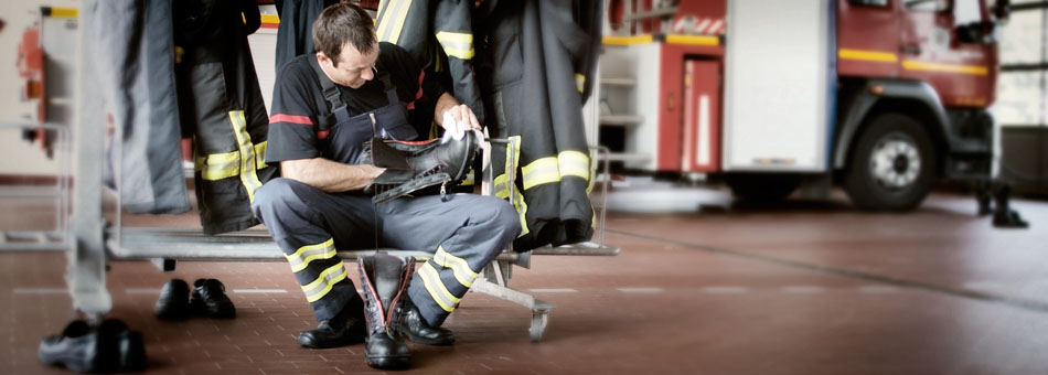 VÃLKL firefighting boots, firefighter while cleaning shoes